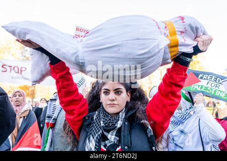 Edinburgh, Großbritannien. November 2023. Pro-palästinensische Demonstranten versammeln sich und marschieren während des Waffenstillstands in Edinburgh. Die pro-palästinensischen Demonstranten singen vor der Barclays Bank auf der Princess Street, marschieren durch das St. James Quarter Einkaufszentrum zum Nelson Monument. Kredit: Euan Cherry Kredit: Euan Cherry/Alamy Live News Stockfoto