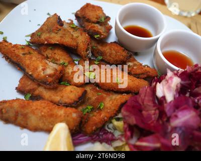 Gebratene Sardine wird in einem Restaurant in Syrakus Sizilien, Italien, serviert Stockfoto