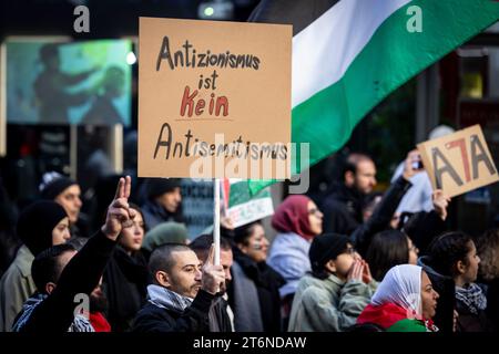 11. November 2023, Nordrhein-Westfalen, Wuppertal: Eine Frau trägt bei einer Demonstration unter dem Motto "stoppt Israels Vernichtungskrieg" ein Schild mit der Aufschrift "Antizionismus ist kein Antisemitismus". Foto: Christoph Reichwein/dpa Stockfoto