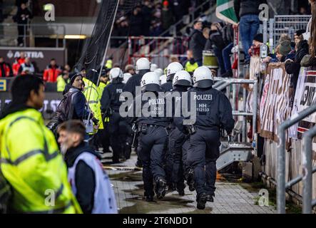 10. November 2023, Hamburg: Fußball: Bundesliga 2, FC St. Pauli - Hannover 96, Spieltag 13, Millerntorstadion. Polizisten laufen in Richtung Hannoveraner Fanblock. Foto: Axel Heimken/dpa - WICHTIGER HINWEIS: Gemäß den Vorschriften der DFL Deutschen Fußball-Liga und des DFB Deutschen Fußball-Bundes ist es verboten, im Stadion und/oder des Spiels aufgenommene Fotografien in Form von sequenziellen Bildern und/oder videoähnlichen Fotoserien zu verwenden oder zu nutzen. Stockfoto