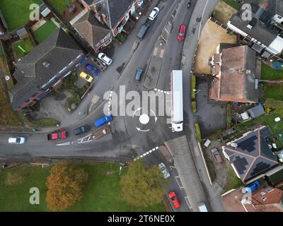 Luftaufnahme des Verkehrs und eines Kreisverkehrs auf der Hauptstraße A49, die im November 2023 durch Hereford City Herefordshire führt Stockfoto