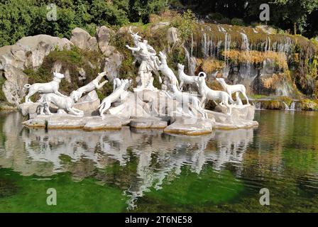 CASERTA, ITALIEN - 13. NOVEMBER 2022: Skulpturen im Brunnen des königlichen Palastes, die den jungen Actaeon in einen Hirsch verwandeln Stockfoto