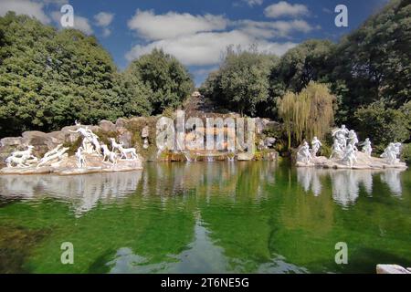 CASERTA, ITALIEN - 13. NOVEMBER 2022: Brunnen im Park des Königspalastes mit zwei Schützlingen Diana und Actaeon Stockfoto