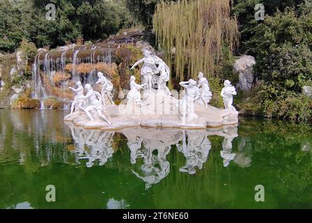 CASERTA, ITALIEN – 13. NOVEMBER 2022: Skulpturen im Brunnen des Königspalastes von Caserta, die Diana beim Baden mit ihrer Nymphen darstellen. Stockfoto