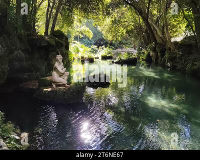 CASERTA, ITALIEN - 13.11.2020: Venus, die aus dem Wasser austritt, eine Statue im Englischen Garten der Reggia di Caserta, dem königlichen Palast der Borboni ne Stockfoto