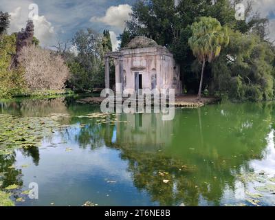 Ruinen eines Tempels inmitten eines Sees im Englischen Garten des Königspalastes Caserta, Italien. Stockfoto