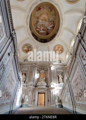 Caserta, Italien-13. November 2022: Posteingang, der zu den königlichen Gemächern des Königlichen Palastes von Caserta führt Stockfoto