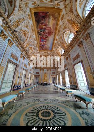 Caserta Italien, 13. november 2023 - Thronsaal im Königspalast von Caserta, einer ehemaligen königlichen Residenz in Caserta, Süditalien Stockfoto