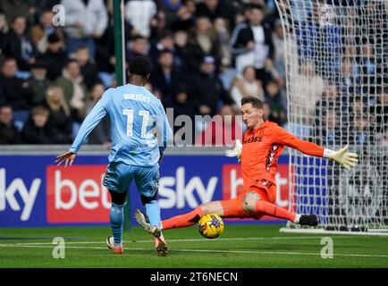 Der Coventry City-Torhüter Haji Wright versucht einen Treffer von Jack Bonham beim Sky Bet Championship-Match in der Coventry Building Society Arena in Coventry. Bilddatum: Samstag, 11. November 2023. Stockfoto