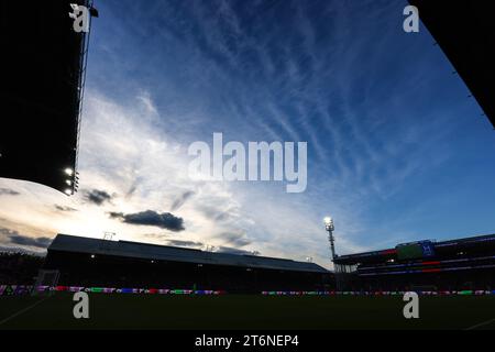 11. November 2023; Selhurst Park, Selhurst, London, England; Premier League Football, Crystal Palace gegen Everton; die Sonne geht über Selhurst Park in der 1. Halbzeit unter Stockfoto