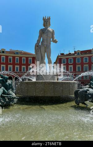 Nizza, Frankreich - 22. Juli 2022: Berühmte Fontaine du Soleil (Brunnen der Sonne) in Place Massena in Nizza, Frankreich. Stockfoto