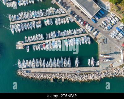 Aus der Vogelperspektive eines farbenfrohen Yachthafens in der Altstadt von Marseille, Frankreich. Stockfoto