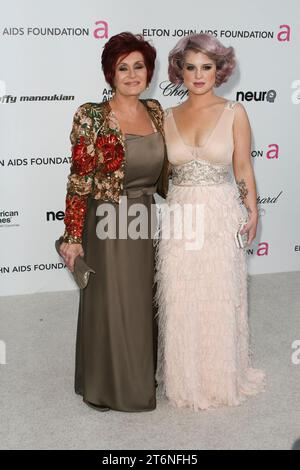 Sharon Osbourne und Kelly Osbourne bei der 18. Jährlichen Elton John AIDS Foundation Academy Awards Viewing Party. Ankunft im Pacific Design Center in West Hollywood, CA am Sonntag, 7. März 2010. Foto: Joseph Martinez / Picturelux Stockfoto