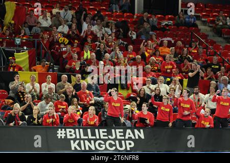 Belgische Fans und Fans wurden während eines Tennisspiels zwischen dem belgischen Wickmayer und dem ungarischen Bondar in den Play-offs für den Billie Jean King Cup in Charleroi gezeigt. BELGA FOTO BENOIT DOPPAGNE Stockfoto