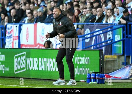 11. November 2023; Toughsheet Community Stadium, Bolton, Greater Manchester, England; League One Football, Bolton Wanderers gegen Blackpool; Bolton Wanderers Manager Ian Evatt gibt seinen Spielern Befehle Stockfoto