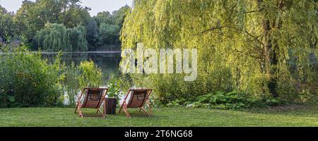 Entspannende Holzstühle am Waldsee in lehrte Niedersachsen Stockfoto