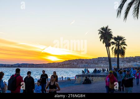 Blick auf den Sonnenuntergang von Nizza, der Hauptstadt des Departements Alpes-Maritimes an der französischen Riviera Stockfoto