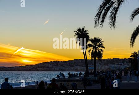 Blick auf den Sonnenuntergang von Nizza, der Hauptstadt des Departements Alpes-Maritimes an der französischen Riviera Stockfoto