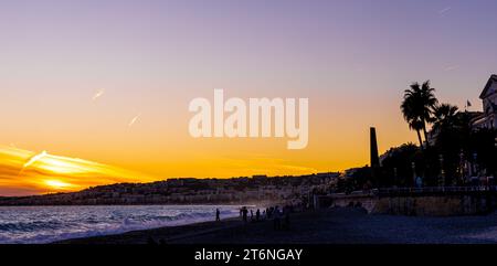 Blick auf den Sonnenuntergang von Nizza, der Hauptstadt des Departements Alpes-Maritimes an der französischen Riviera Stockfoto