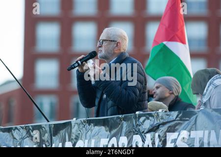 London, UK, 11. November 2023: Jeremy Corbyn spricht während eines pro-palästinensischen marsches in London vor der Menge in Vauxhall. Über 800.000 Demonstranten forderten einen Waffenstillstand in Gaza. Seit dem Angriff der Hamas auf Israel am 7. Oktober hat die israelische Bombardierung des Gazastreifens Tausende von Toten gefordert. Der heutige Protest wurde durch Suella Bravermans Versuche, Druck auf die Polizei auszuüben, um ihn zu verbieten, zusätzlich öffentlich gemacht. Anna Watson/Alamy Live News Stockfoto