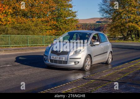 2007 Toyota Yaris T Spirit S-A VVT-I MMT Auto Silver Car Hatchback Benzin 1296 ccm; Überquerung der Autobahnbrücke in Manchester, Großbritannien Stockfoto