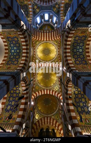 Marseille, Frankreich - 18. Juli 2022: Innenansicht der Notre Dame de la Garde, einer byzantinischen Architekturbasilika in Marseille, Frankreich. Stockfoto