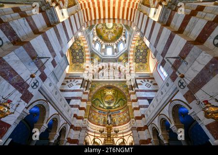 Marseille, Frankreich - 18. Juli 2022: Innenansicht der Notre Dame de la Garde, einer byzantinischen Architekturbasilika in Marseille, Frankreich. Stockfoto