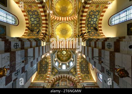 Marseille, Frankreich - 18. Juli 2022: Innenansicht der Notre Dame de la Garde, einer byzantinischen Architekturbasilika in Marseille, Frankreich. Stockfoto