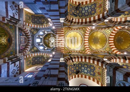 Marseille, Frankreich - 18. Juli 2022: Innenansicht der Notre Dame de la Garde, einer byzantinischen Architekturbasilika in Marseille, Frankreich. Stockfoto