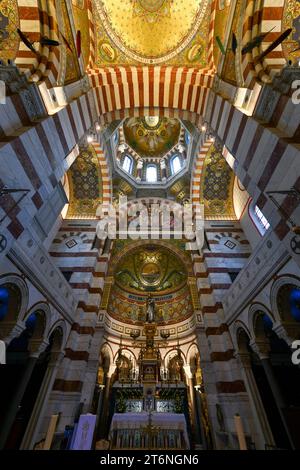 Marseille, Frankreich - 18. Juli 2022: Innenansicht der Notre Dame de la Garde, einer byzantinischen Architekturbasilika in Marseille, Frankreich. Stockfoto