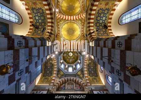 Marseille, Frankreich - 18. Juli 2022: Innenansicht der Notre Dame de la Garde, einer byzantinischen Architekturbasilika in Marseille, Frankreich. Stockfoto