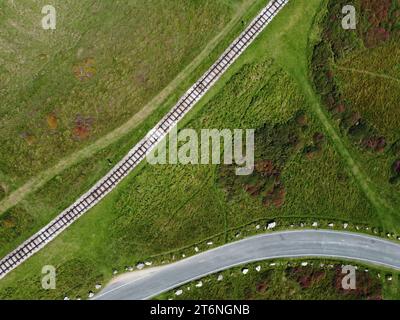 Von oben nach unten auf die Llandudno Standseilbahn entlang einer Straße auf dem Great Orme Mountain, Wales, Großbritannien Stockfoto