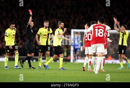 Arsenals Fabio Vieira (versteckt) wird vom Schiedsrichter Michael Oliver (zweiter links) eine rote Karte für ein ernsthaftes Foul-Spiel während des Premier League-Spiels im Emirates Stadium in London gezeigt. Bilddatum: Samstag, 11. November 2023. Stockfoto