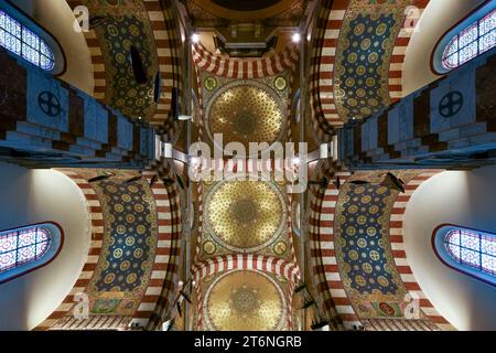 Marseille, Frankreich - 18. Juli 2022: Innenansicht der Notre Dame de la Garde, einer byzantinischen Architekturbasilika in Marseille, Frankreich. Stockfoto