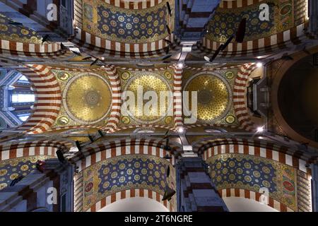 Marseille, Frankreich - 18. Juli 2022: Innenansicht der Notre Dame de la Garde, einer byzantinischen Architekturbasilika in Marseille, Frankreich. Stockfoto