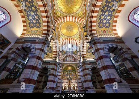 Marseille, Frankreich - 18. Juli 2022: Innenansicht der Notre Dame de la Garde, einer byzantinischen Architekturbasilika in Marseille, Frankreich. Stockfoto