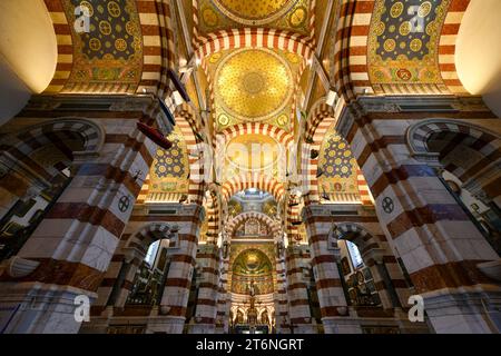 Marseille, Frankreich - 18. Juli 2022: Innenansicht der Notre Dame de la Garde, einer byzantinischen Architekturbasilika in Marseille, Frankreich. Stockfoto