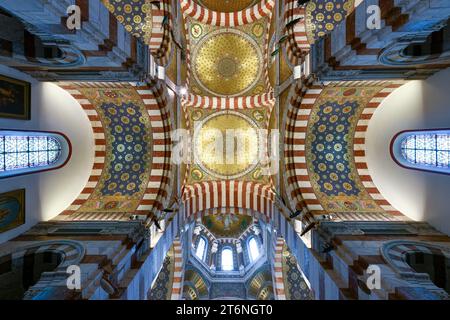 Marseille, Frankreich - 18. Juli 2022: Innenansicht der Notre Dame de la Garde, einer byzantinischen Architekturbasilika in Marseille, Frankreich. Stockfoto