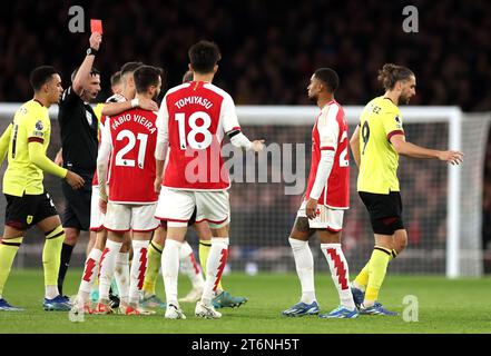 Arsenals Fabio Vieira (2. Rechts) wird vom Schiedsrichter Michael Oliver (3. Links) eine rote Karte für ein ernsthaftes Foul-Spiel während des Premier League-Spiels im Emirates Stadium in London gezeigt. Bilddatum: Samstag, 11. November 2023. Stockfoto