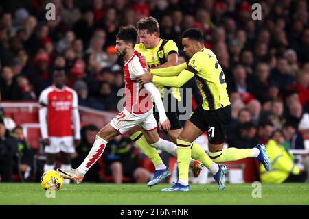 Arsenals Fabio Vieira (links) kämpft um den Ball mit Burnleys Sander Berge und Aaron Ramsey (rechts) um den Ball während des Premier League-Spiels im Emirates Stadium in London. Bilddatum: Samstag, 11. November 2023. Stockfoto