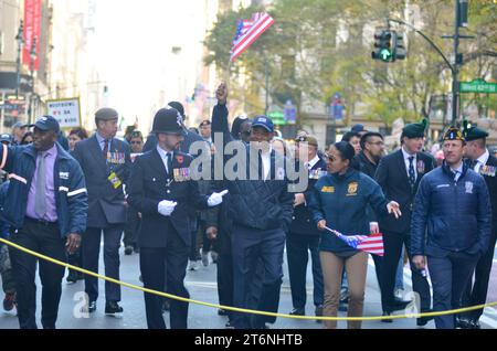 New York City, Usa. November 2023. Bürgermeister Eric Adams marschiert bei der jährlichen Veterans Day Parade entlang der 5th Avenue in New York City. Quelle: Ryan Rahman/Alamy Live News Stockfoto