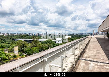 Blick auf die Innenstadt von Sao Paulo in Brasilien vom Dach des Museums für zeitgenössische Kunst mit Verkehr auf einer Autobahn Stockfoto