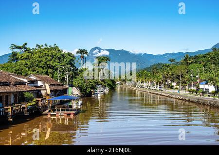 Farbenfrohe Boote liegen am Ufer von Ponte do Pontal in der portugiesischen Kolonialstadt Paraty an der brasilianischen Costa Verde vor. Stockfoto