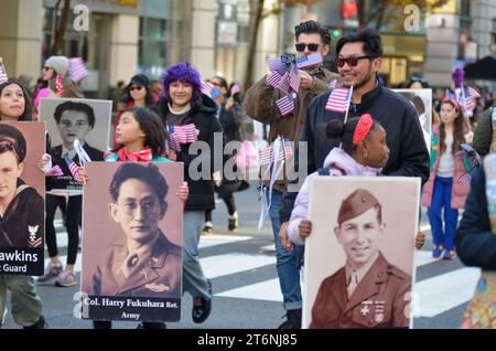 New York City, Usa. November 2023. Die Teilnehmer halten Fotos von verlorenen Soldaten während der jährlichen Veterans Day Parade entlang der 5th Avenue in New York City. Quelle: Ryan Rahman/Alamy Live News Stockfoto