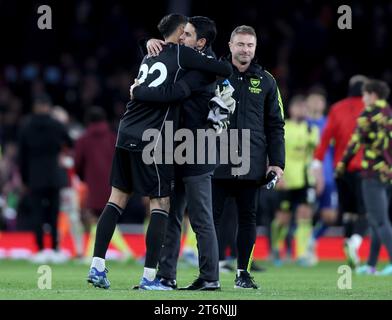 Arsenal Torhüter David Raya (links) wird von Arsenal-Trainer Mikel Arteta nach dem Premier League-Spiel im Emirates Stadium in London gratuliert. Bilddatum: Samstag, 11. November 2023. Stockfoto