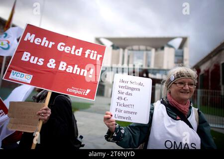 Protest 49-Euro-Ticket DEU, Deutschland, Berlin, 06.11.2023 Demonstranten mit Schild Herr Scholz verlaengern sie das 49 Euro Ticket für unsere Umwelt und mehr Geld für Bus und Bahn auf der Demonstration und Kundgebung von Campart Verkehrsclub Deutschland VCD und Greenpeace unter dem Motto das 49-Euro-Ticket erhalten vor Beginn der Ministerpraesidentenkonferenz MPK mit dem Bundeskanzler vor dem Bundeskanzleramt in Berlin Deutschland. Demo auch für mehr Klimaschutz und Verkehrswende en: Demonstranten mit dem Schild von Herrn Scholz verlängern das 49-Euro-Ticket für unsere Umwelt und mehr Geld Stockfoto