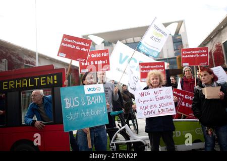 Protest 49-Euro-Ticket DEU, Deutschland, Berlin, 06.11.2023 Demonstranten mit Schild Weg mit ungesundes Egoautos hin zur Schiene und Bus und Bahn statt Autobahn auf der Demonstration und Kundgebung von Campart Verkehrsclub Deutschland VCD und Greenpeace unter dem Motto das 49-Euro-Ticket erhalten vor Beginn der Ministerpraesidentenkonferenz MPK mit dem Bundeskanzler vor dem Bundeskanzleramt in Berlin Deutschland . Demo auch für mehr Klimaschutz und Verkehrswende en: Demonstranten mit Schildern weg mit ungesunden Ego-Autos zu den Schienen und Bussen und Zügen statt der Autobahn an der d Stockfoto