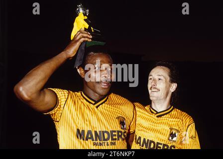 Wolverhampton Wanderers-Fußballer Floyd Streete und Nigel Vaughan feiern Gewinner 3. Liga-Meisterschaft am Molineux 1989 Stockfoto