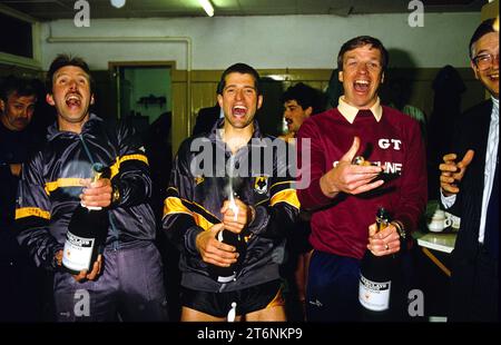 Wölfe feiern den Sieg der 3. Division bei Molineux 1989. Steve Bull mit Manager Graham Turner und Physio Paul Darby. FOTO VON DAVE BAGNALL Stockfoto