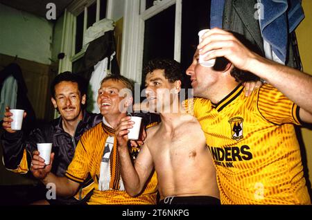 Wölfe feiern den Sieg der 3. Division bei Molineux 1989. Nigel Vaughan, Keith Downing, Mick Gooding, Robbie Dennison. Stockfoto